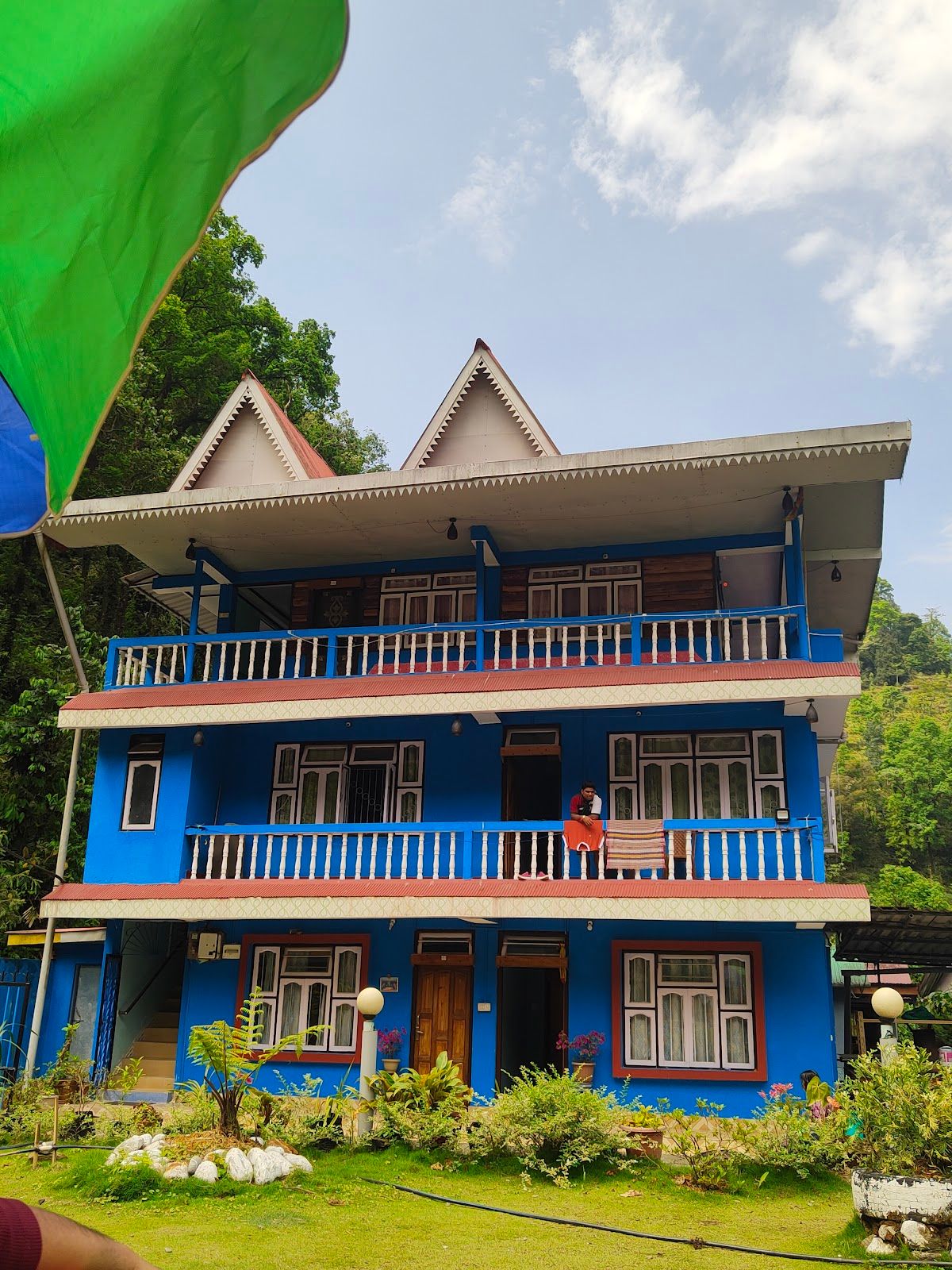 Serene Hillside Retreat and Splendid MountainViews