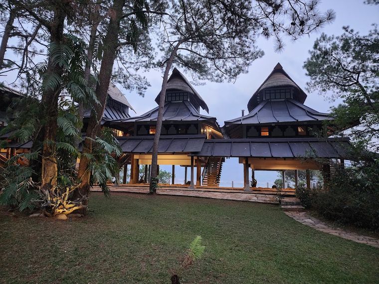 Luxury Retreat: Spacious Lake-View Cottages