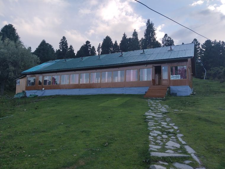 Homestay w/ Heated Beds & Ski Slopes, J&K