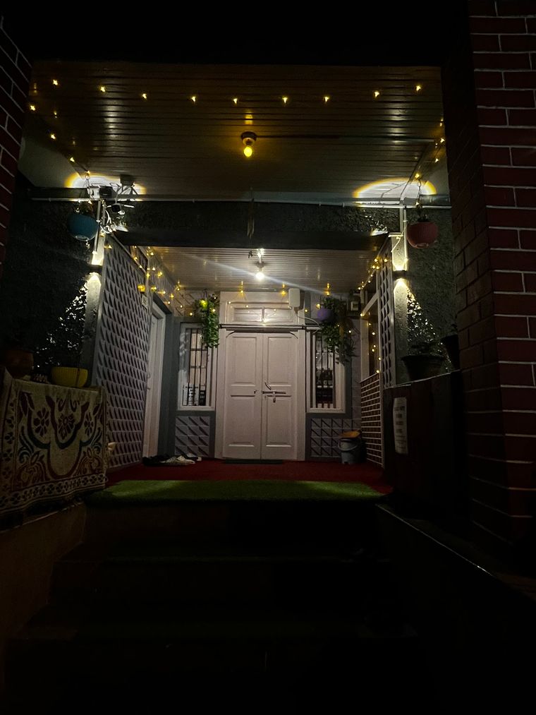 Homestay w/ Snow Peaks, Home Meals & WiFi, J&K