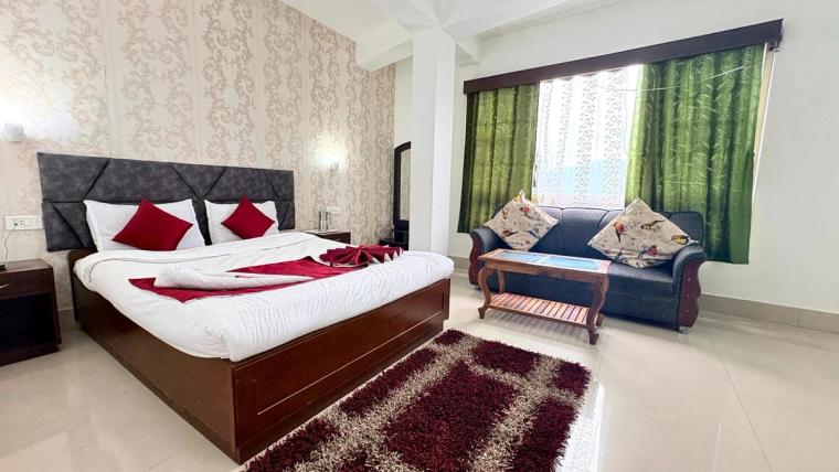 Hilltop Retreat w/ Pool & Mountain Views, Gangtok