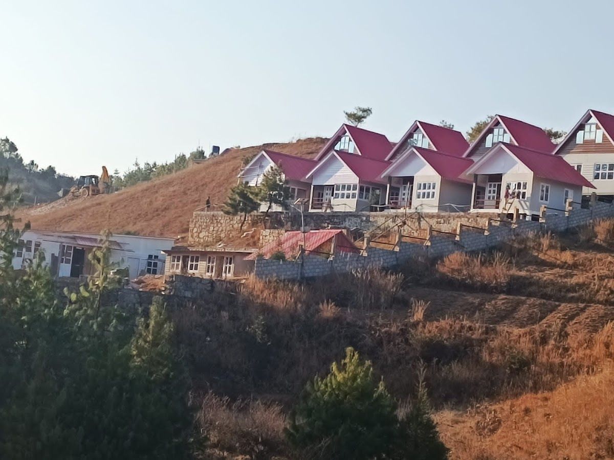 Mesmerizing Cloud-Top Retreat With Valley Vi...