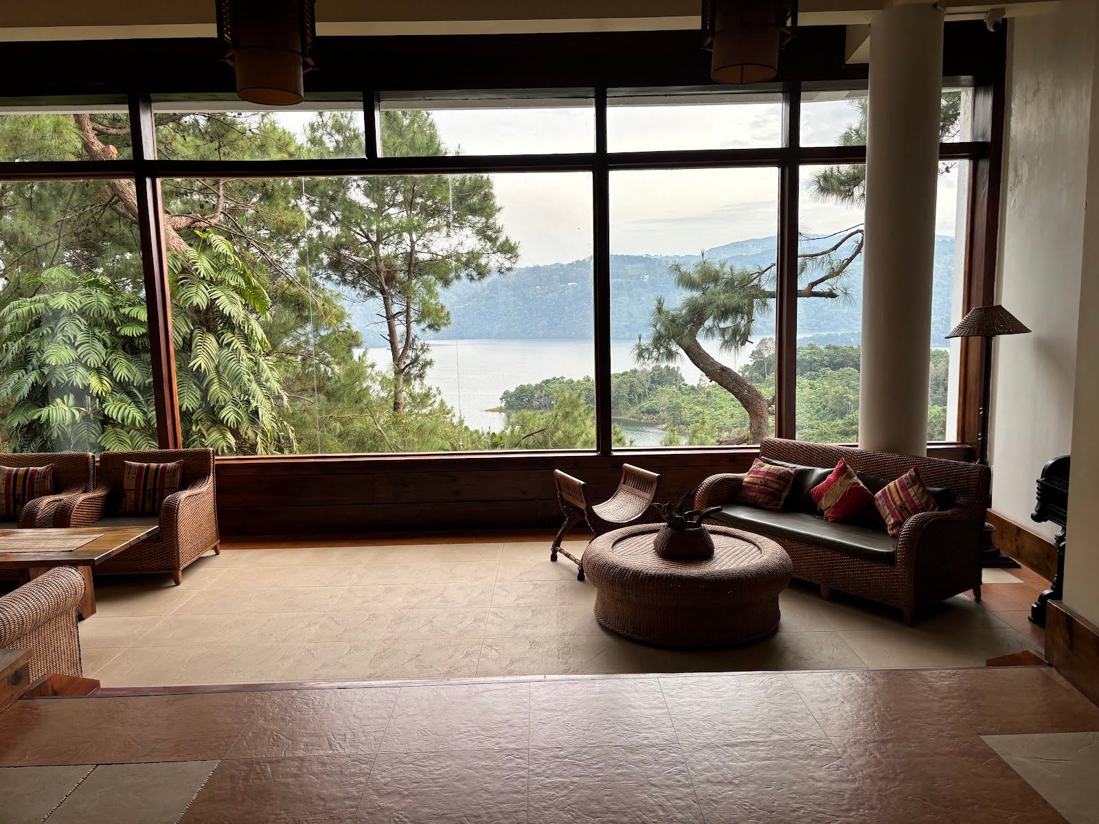 Luxury Retreat: Spacious Lake-View Cottages