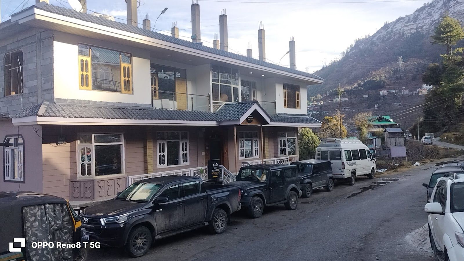 Homestay w/ Home Meals & Mountain Views, HP in Sarahan, HP 1