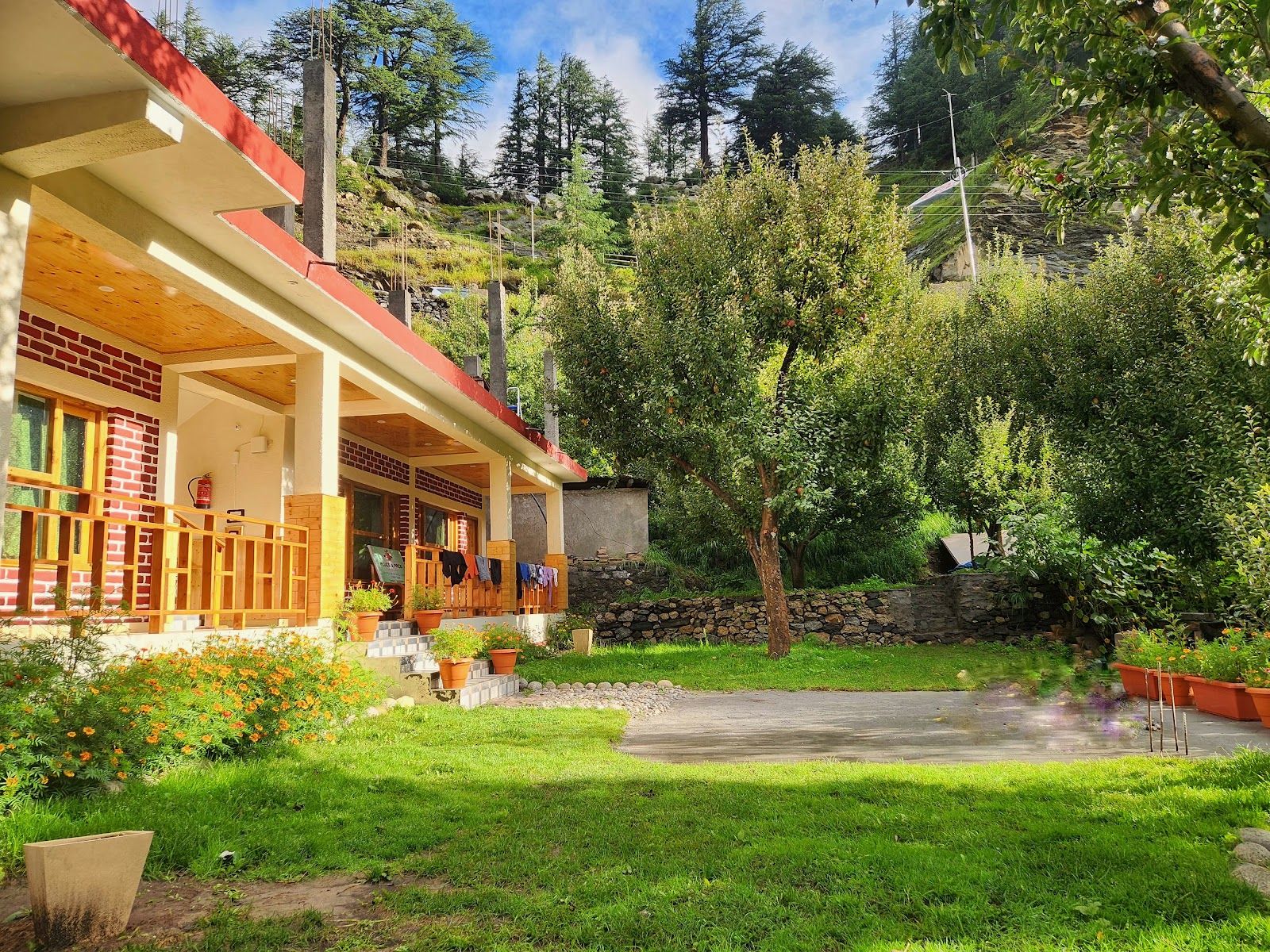 Riverside Homestay w/ Home Meals & Treks, UK