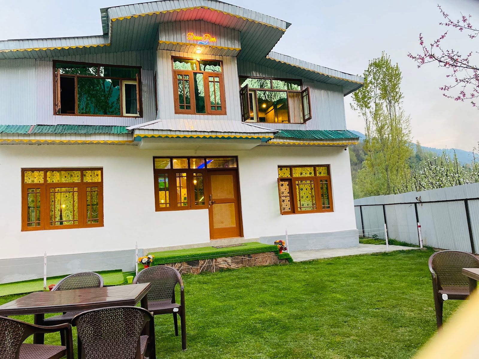 Pahalgam House: On the Lidder River, Kashmir Valley