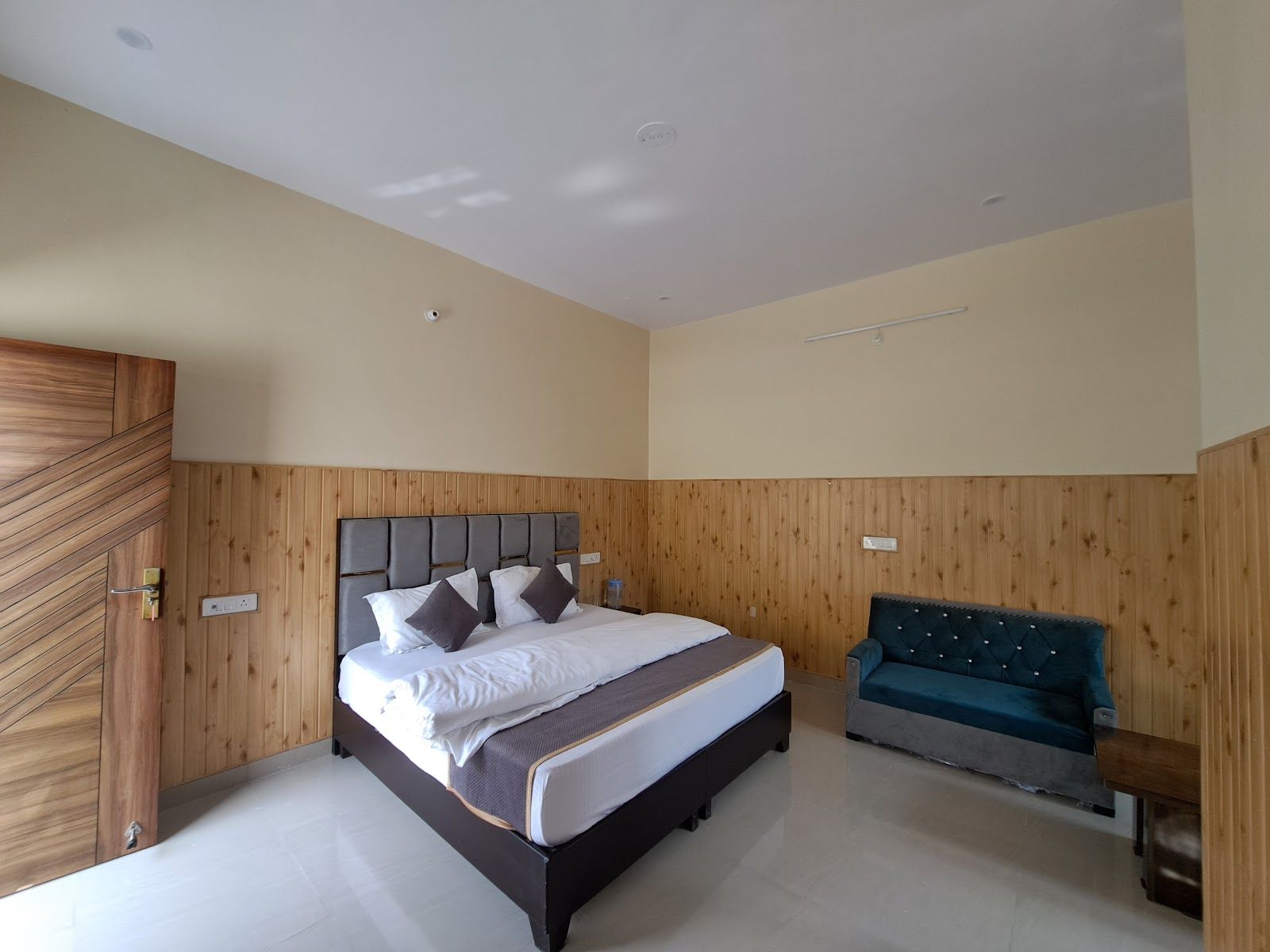 Homestay w/ Home Meals & Temple Access in Nada, Uttarakhand 2