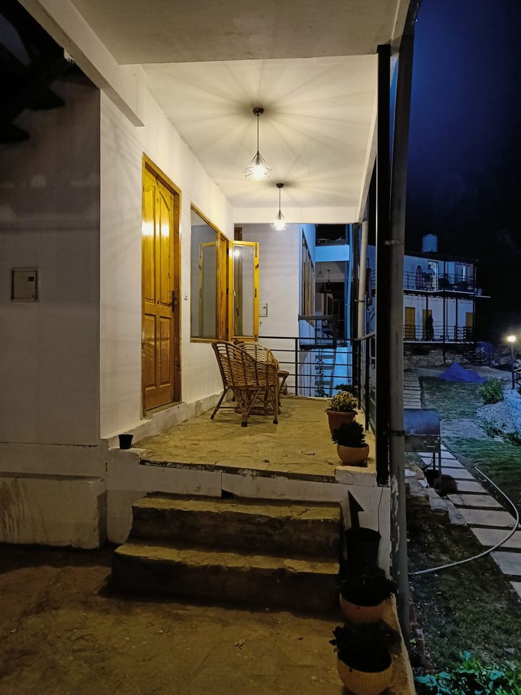5BR Homestay w/ Home Meals & Views, Uttarakhand