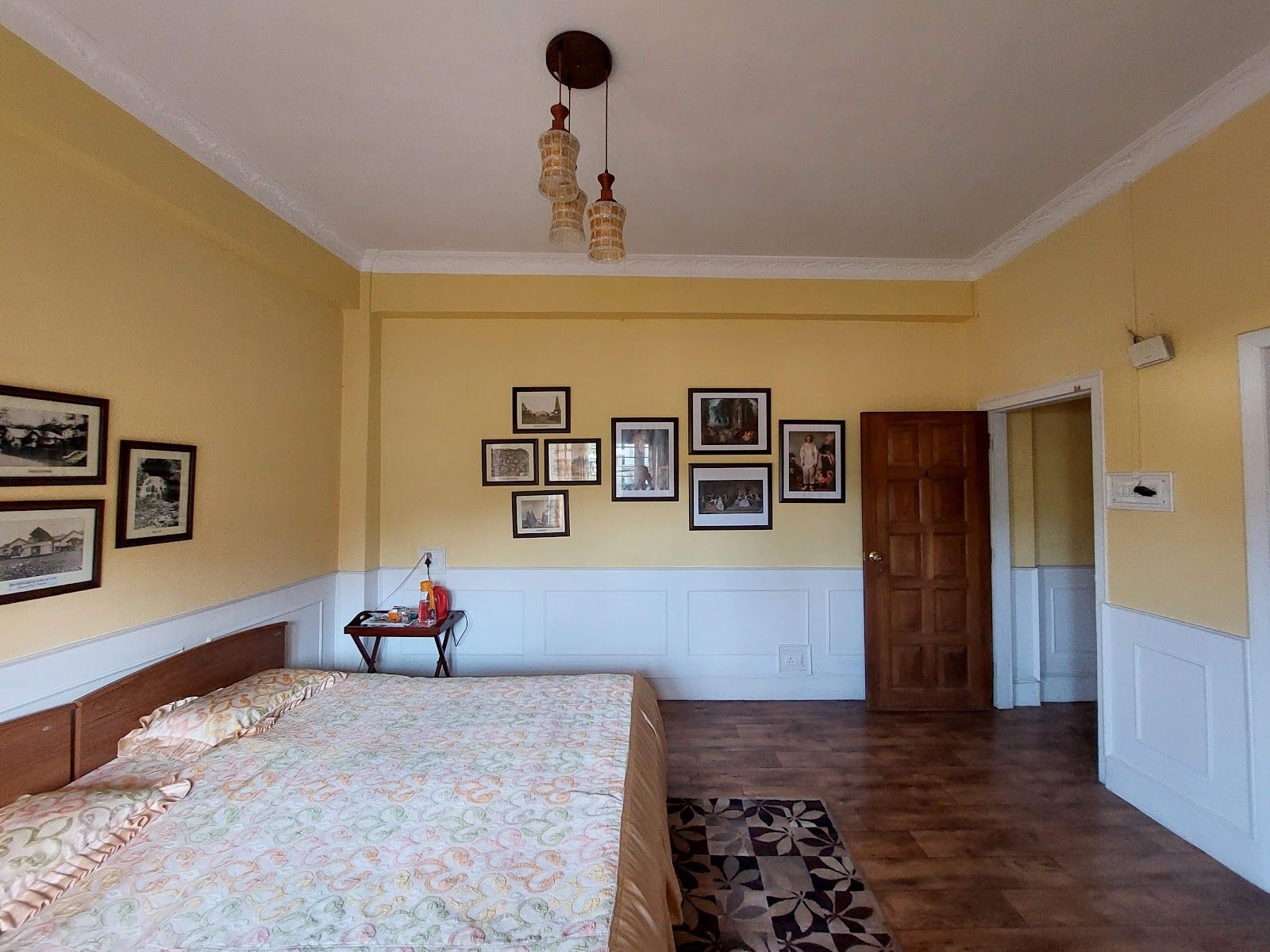 Vintage Car Lodge w/ Art & Antiques, Meghalaya
