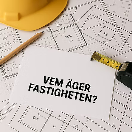 Skylt med texten "Vem äger fastigheten?" ovanpå ritningar, skyddshjälm och måttband