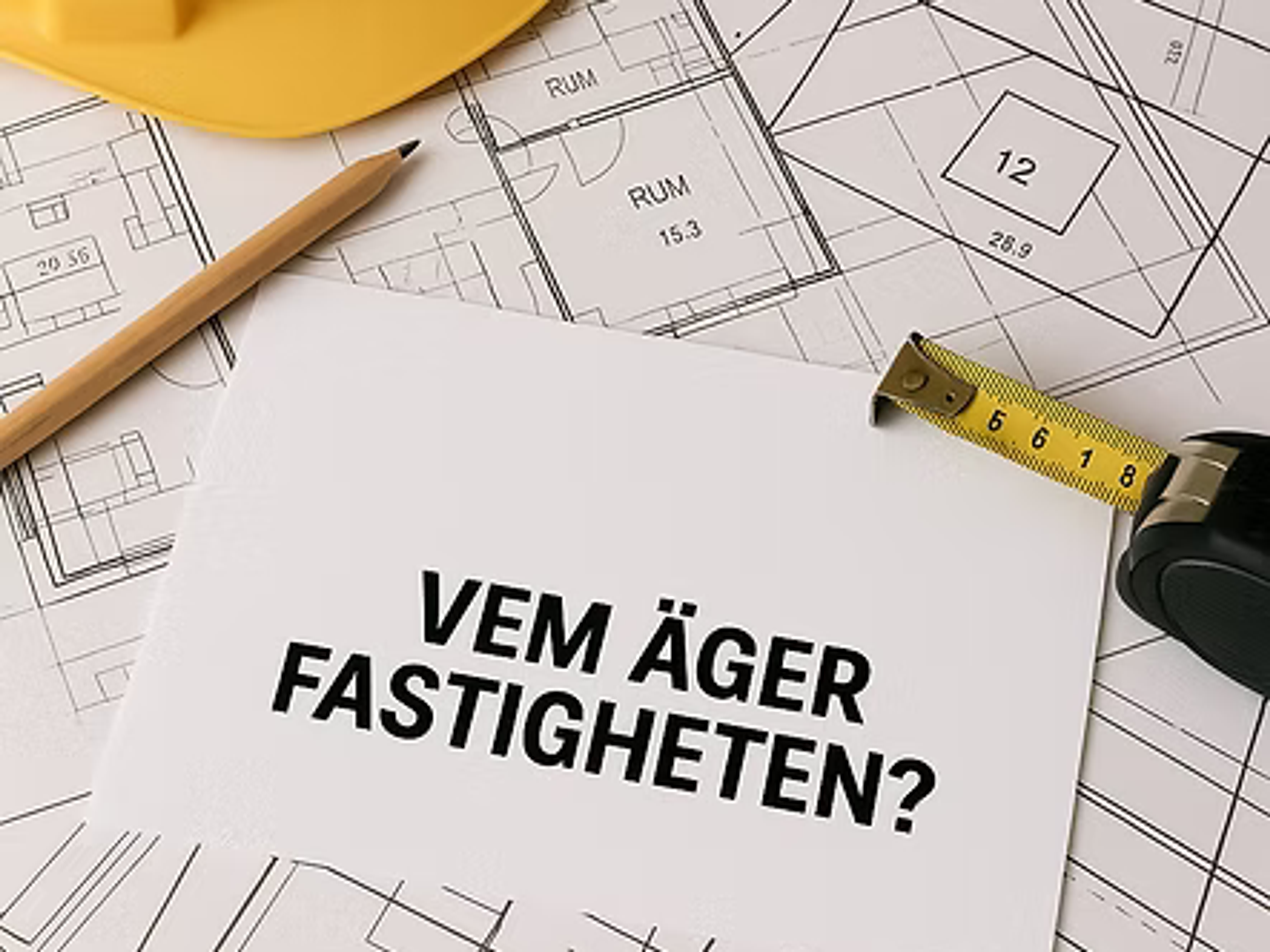 Skylt med texten "Vem äger fastigheten?" ovanpå ritningar, skyddshjälm och måttband