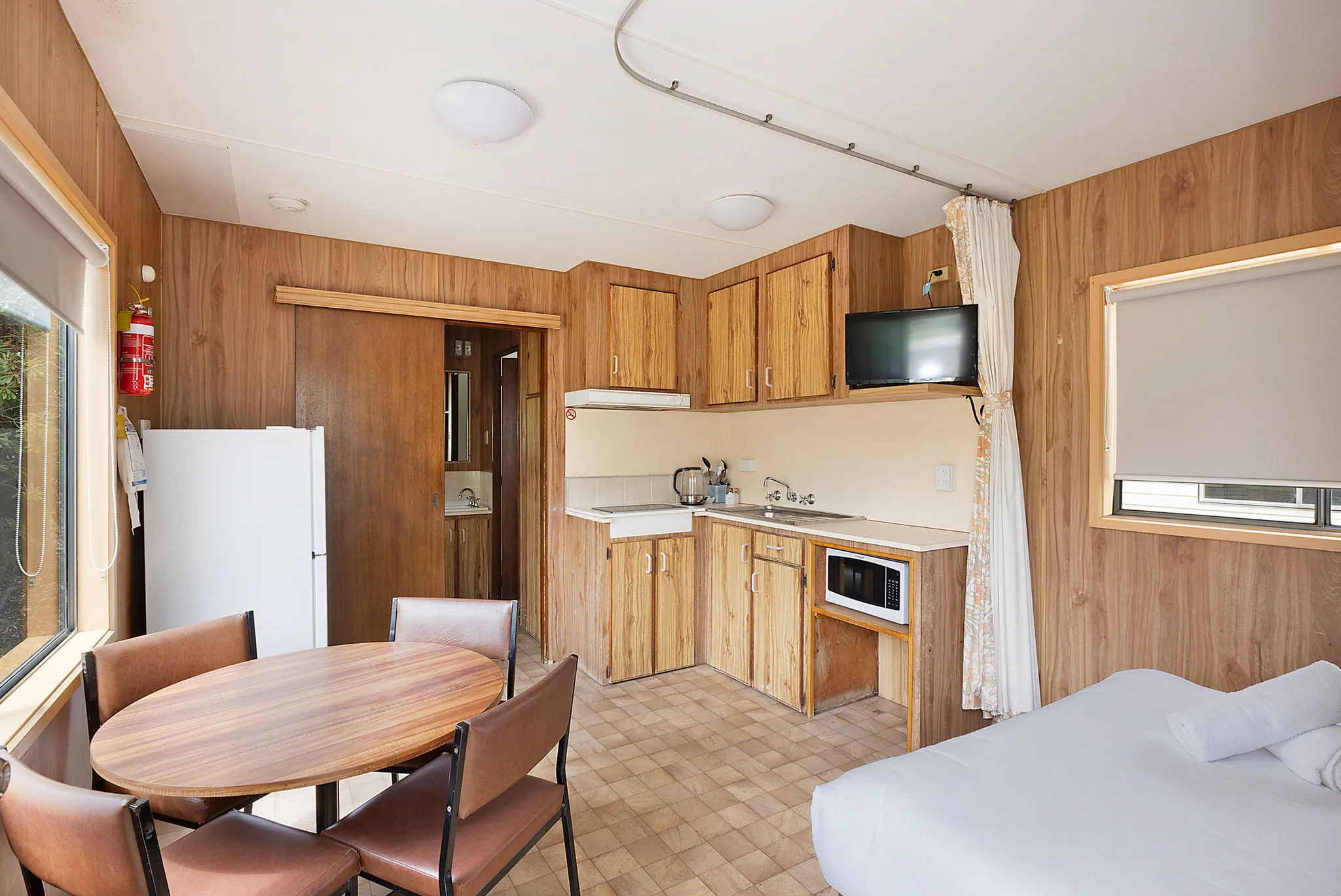 Eden - Economy Cabin - Sleeps 4 - Kitchen & Dining