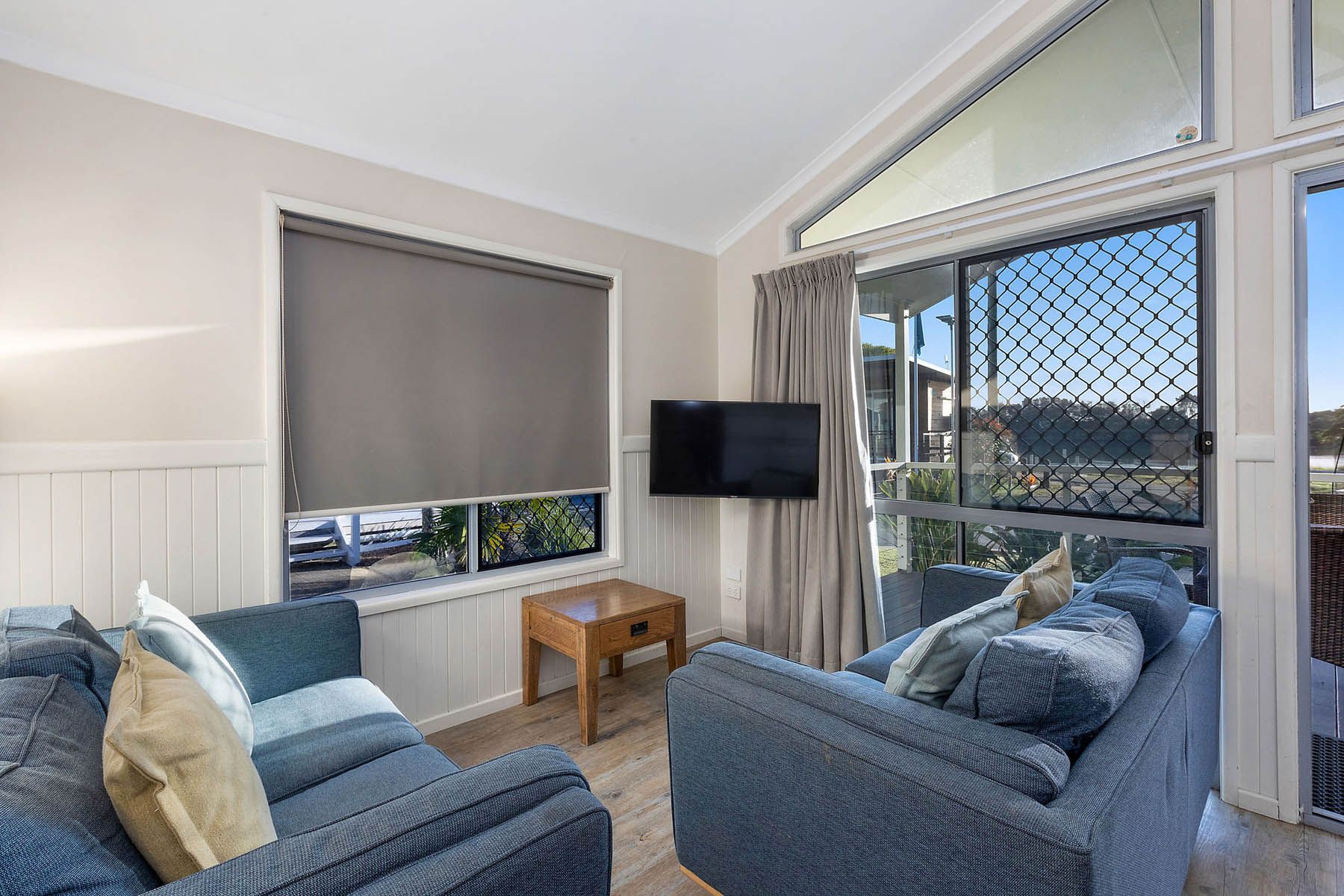 Massy Geene - Deluxe Cabin - Sleeps 5 - Living