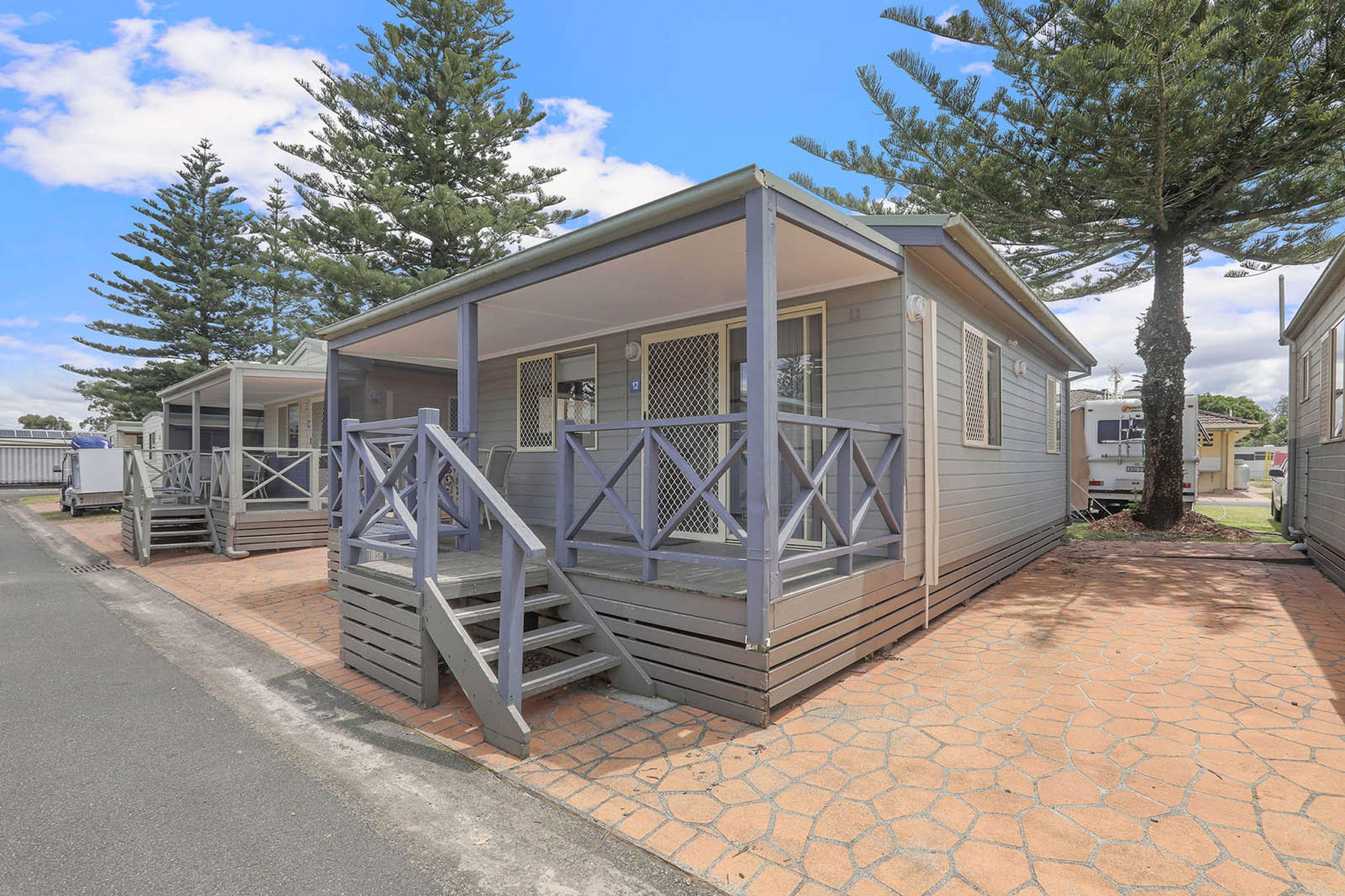 Tuncurry - Deluxe Cabin - Sleeps 4 - Dog Friendly 