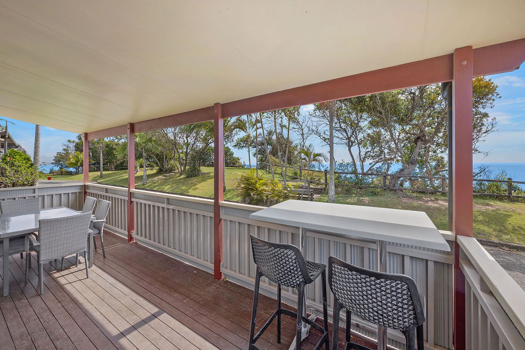 Nambucca Heads Deluxe Cabin - Sleeps 6 - verandah