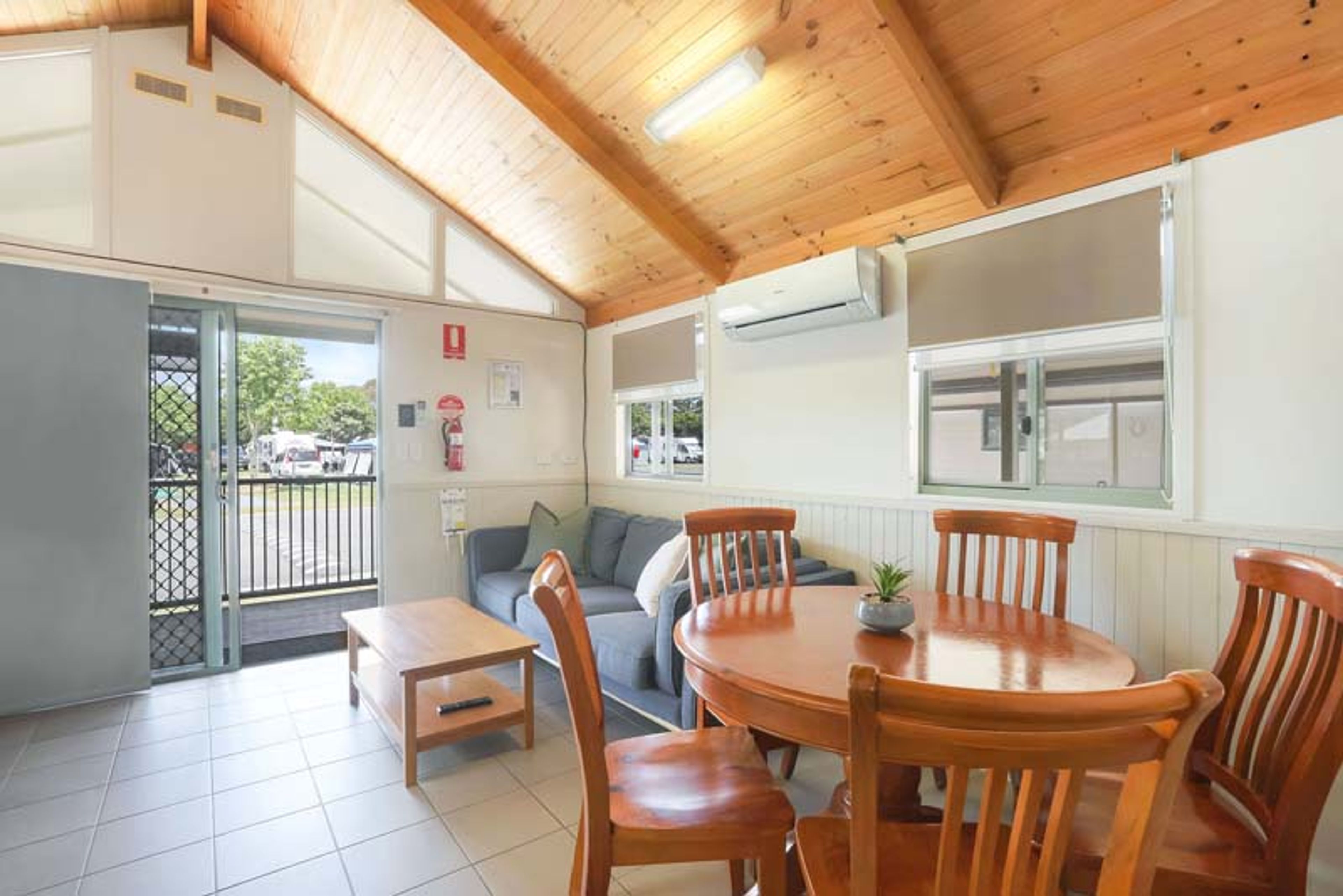 Tuncurry - Deluxe Cabin - Sleeps 4 - Dog Friendly 