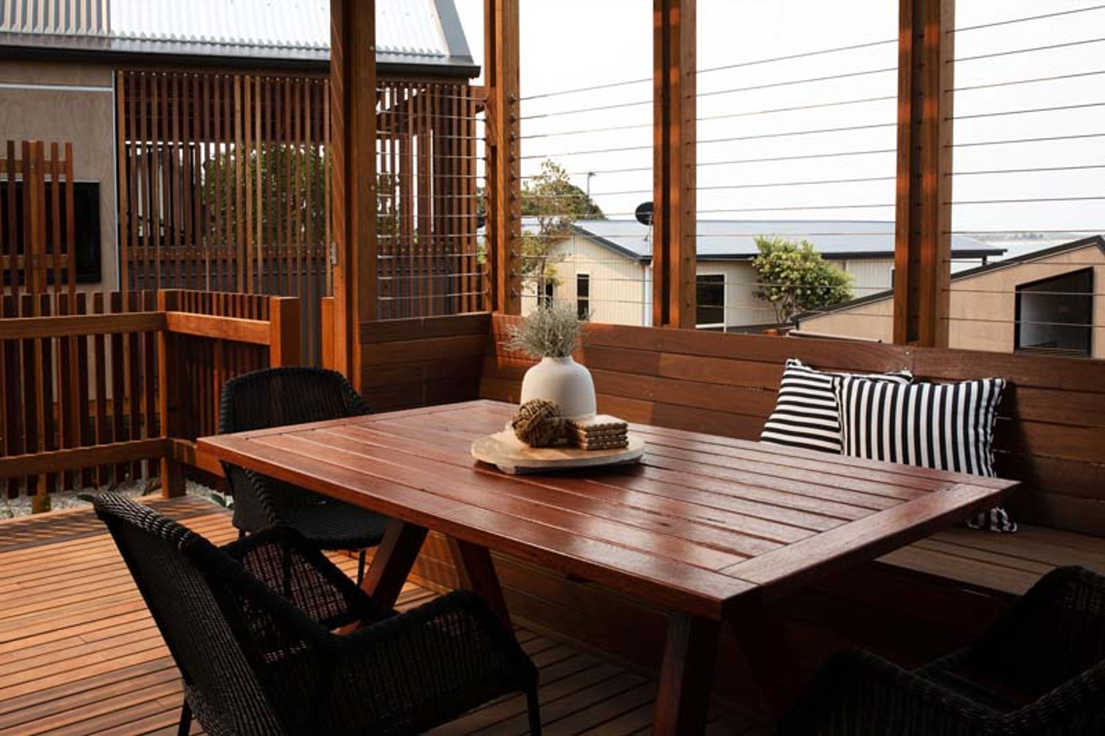 Bonny Hills Premium Cabin - sleeps 2 outdoor table