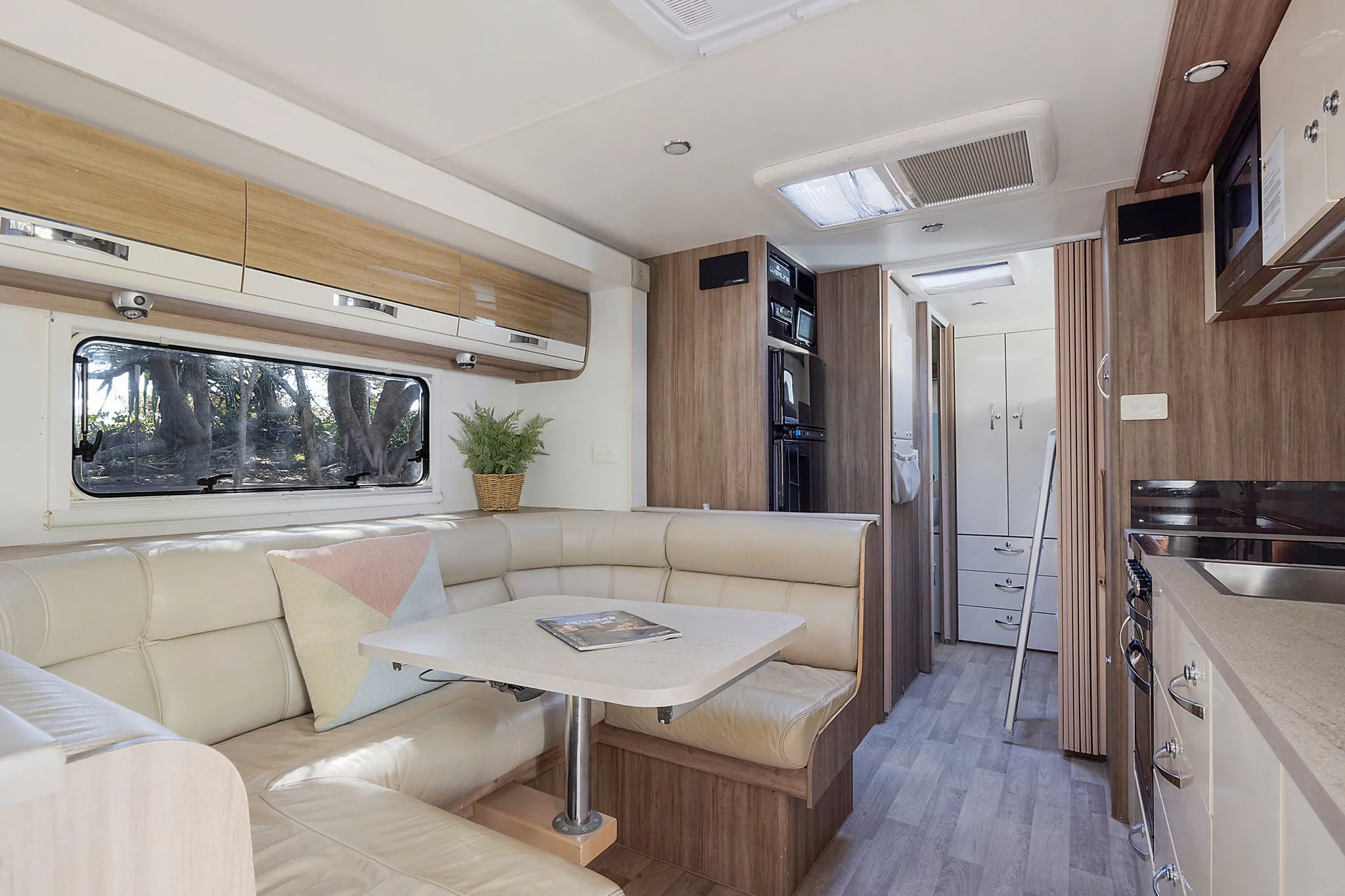 Jayco Silverline sleeps 4 - dining area