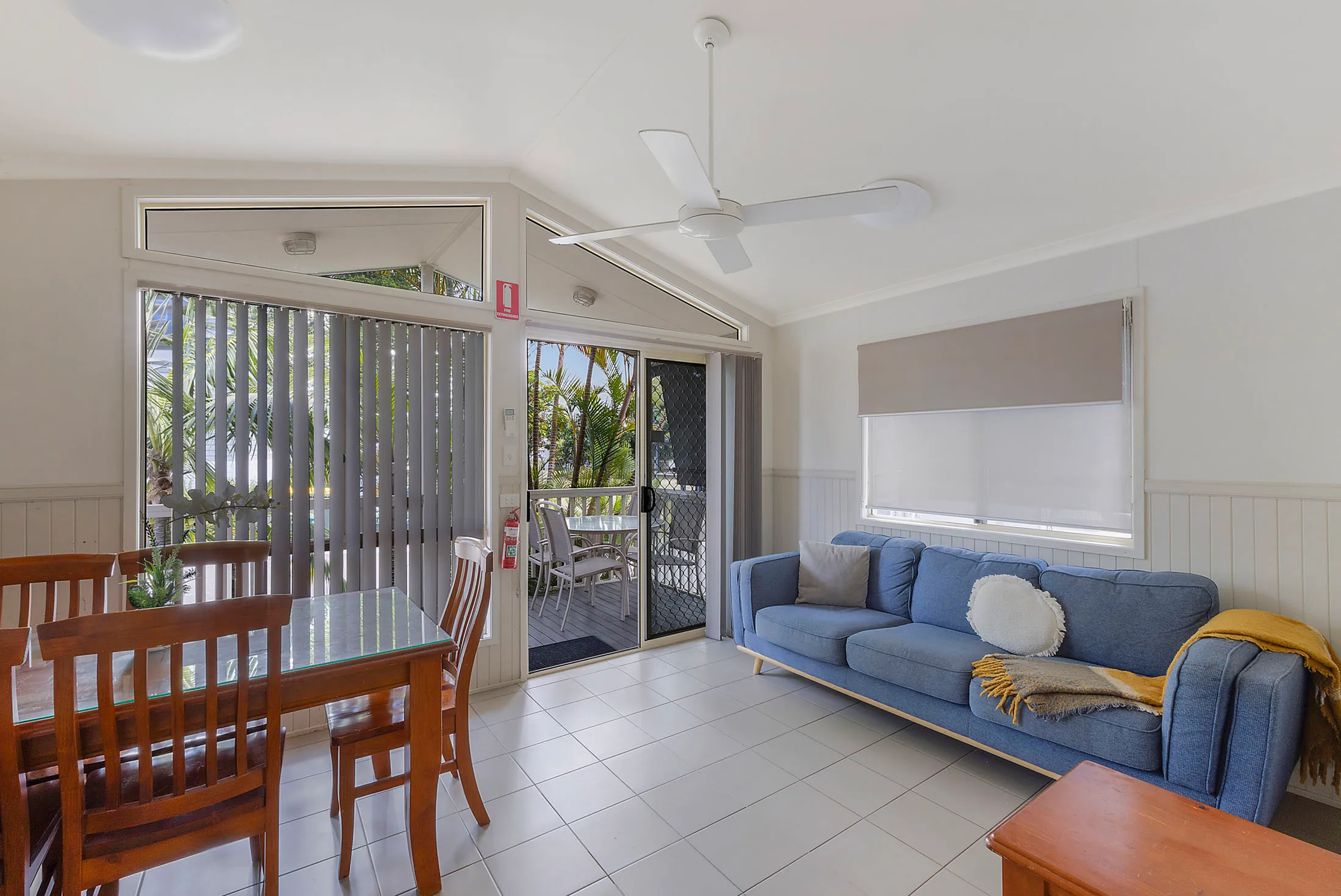 Tuncurry Deluxe Cabin - sleeps 4 - open plan living dining