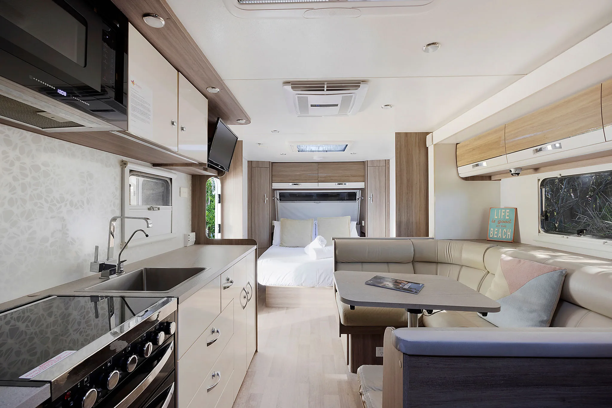 Jayco Silverline sleeps 4 - kitchen