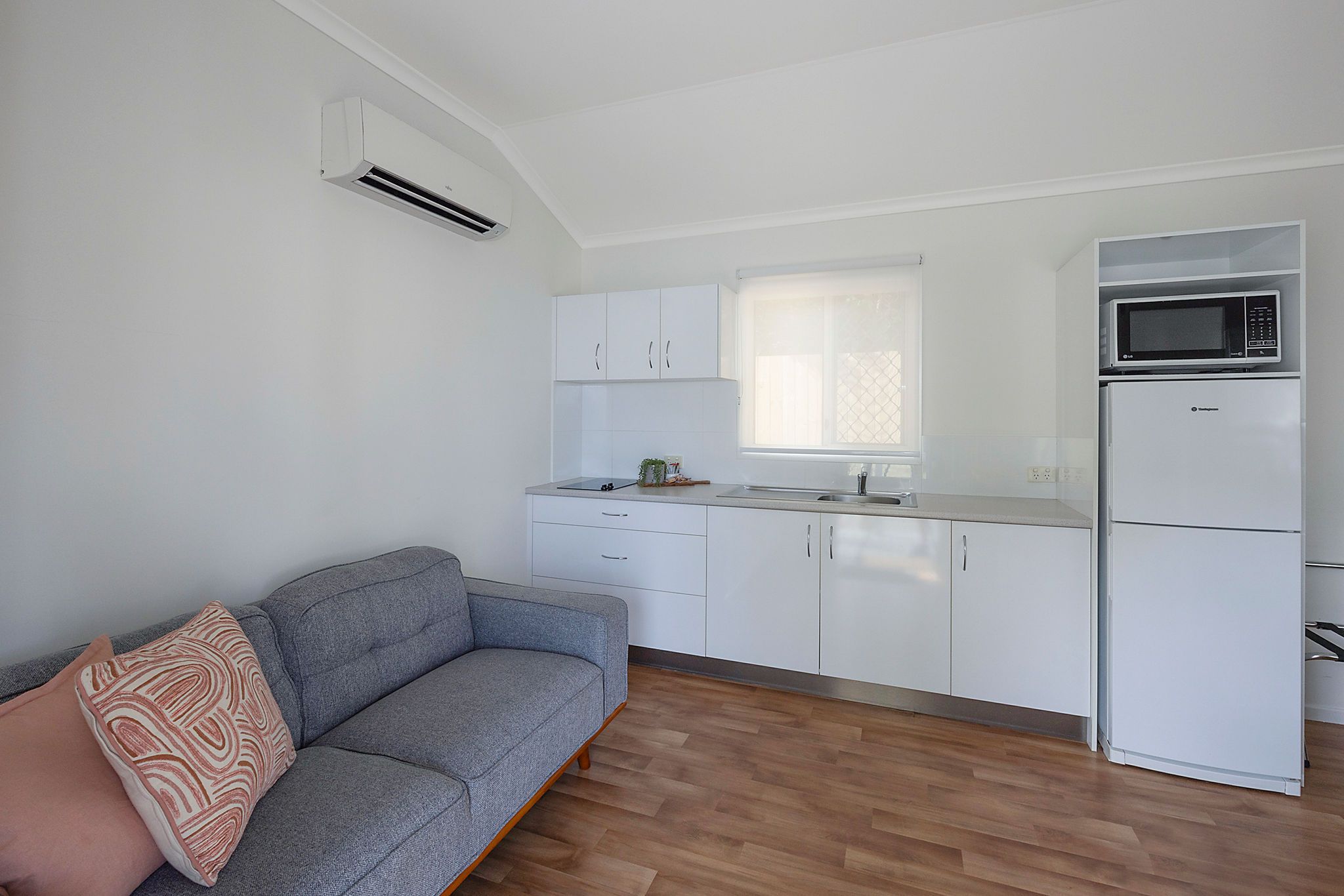 Ballina Deluxe Cabin - Sleeps 2 - Living-kitchen -