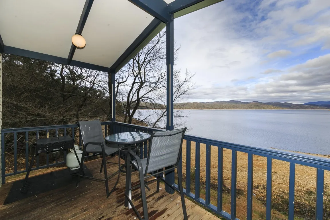 Burrinjuck Waters Superior Cabin - sleeps 6 verand