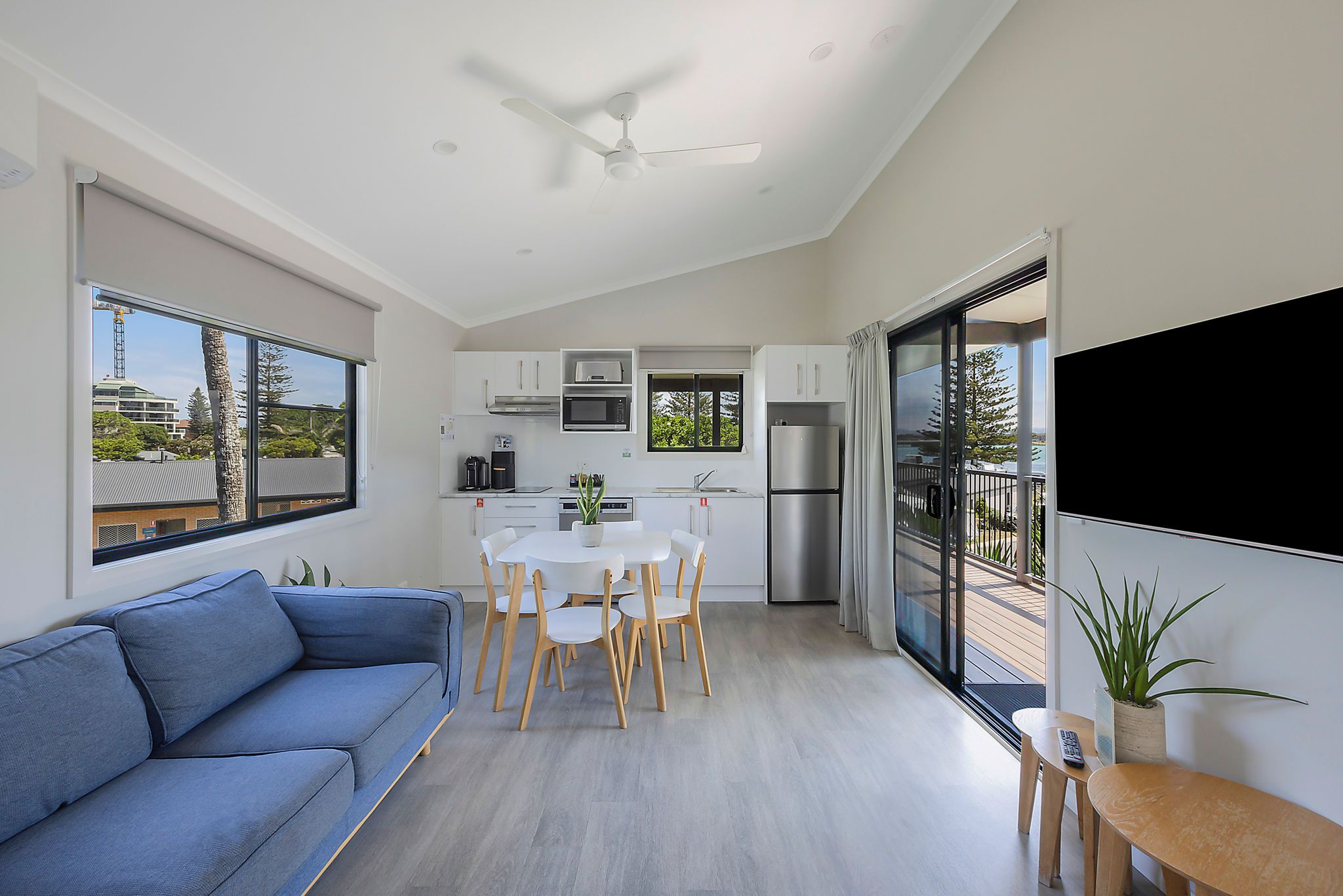 Forster Beach - Deluxe Cabin - Sleeps 4 - Living