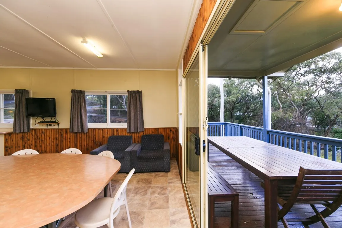 Burrinjuck Waters Standard Cabin - sleeps 12 sitti