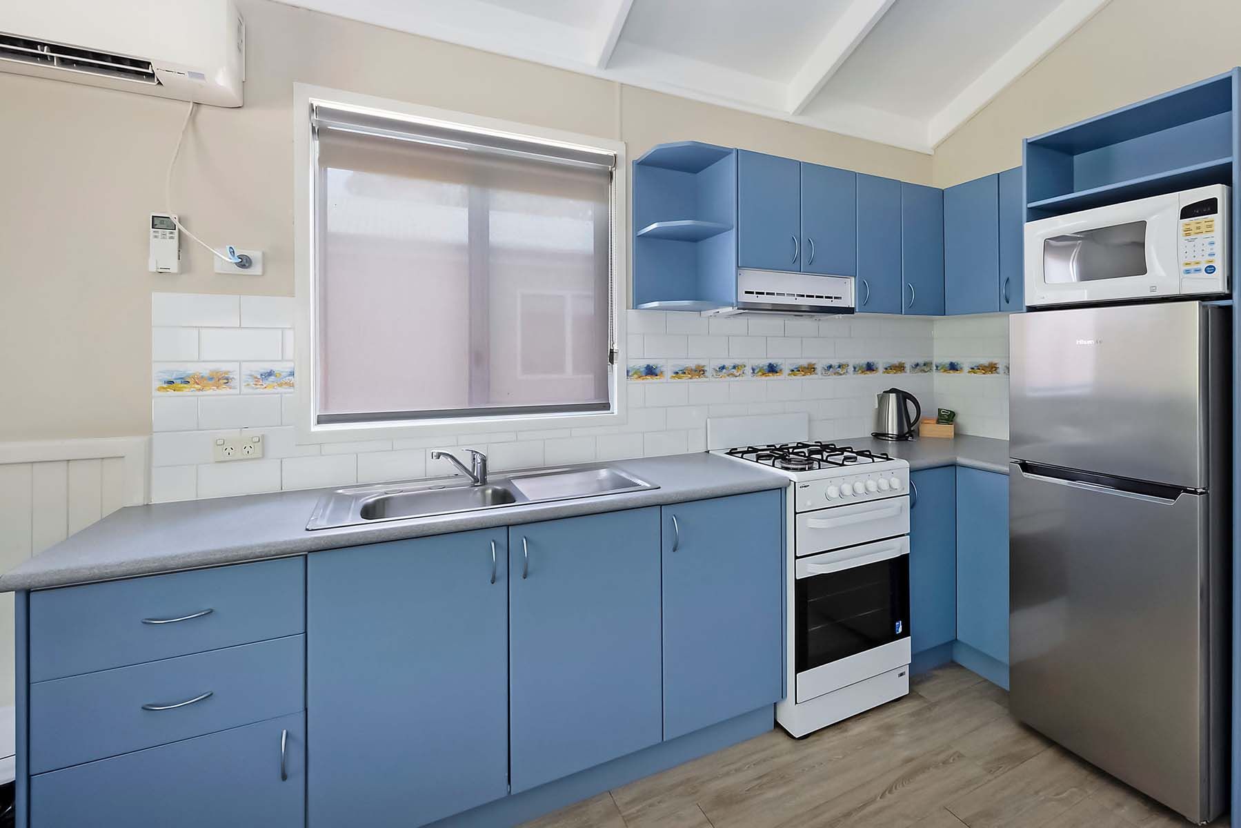 Jimmys Beach - Deluxe Cabin - Sleeps 5 - Kitchen