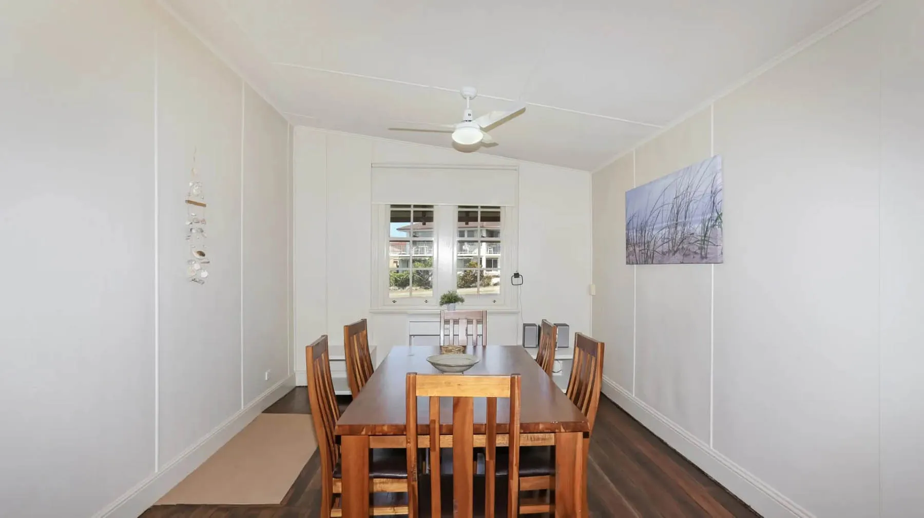 Yamba lighthouse cottage dining room