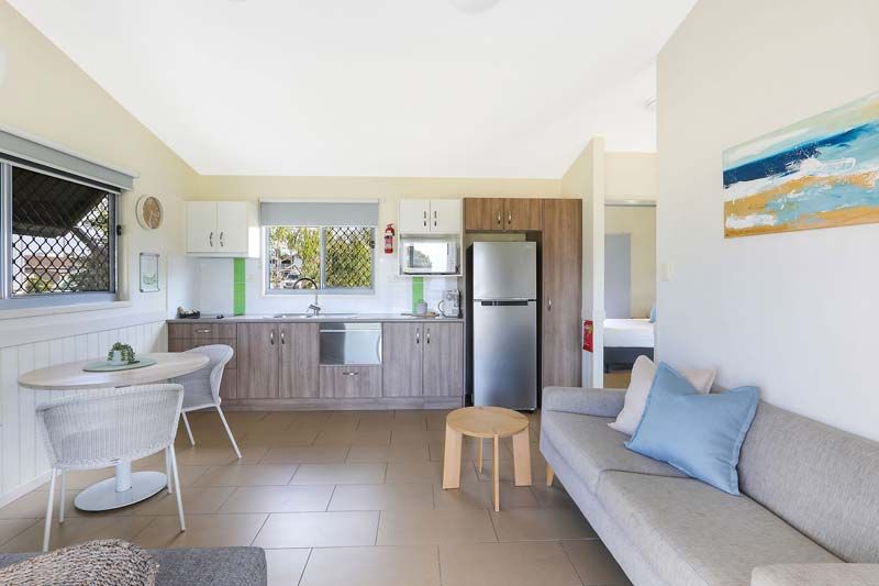 Lennox Head - Deluxe Cabin - Sleep 2 - Living
