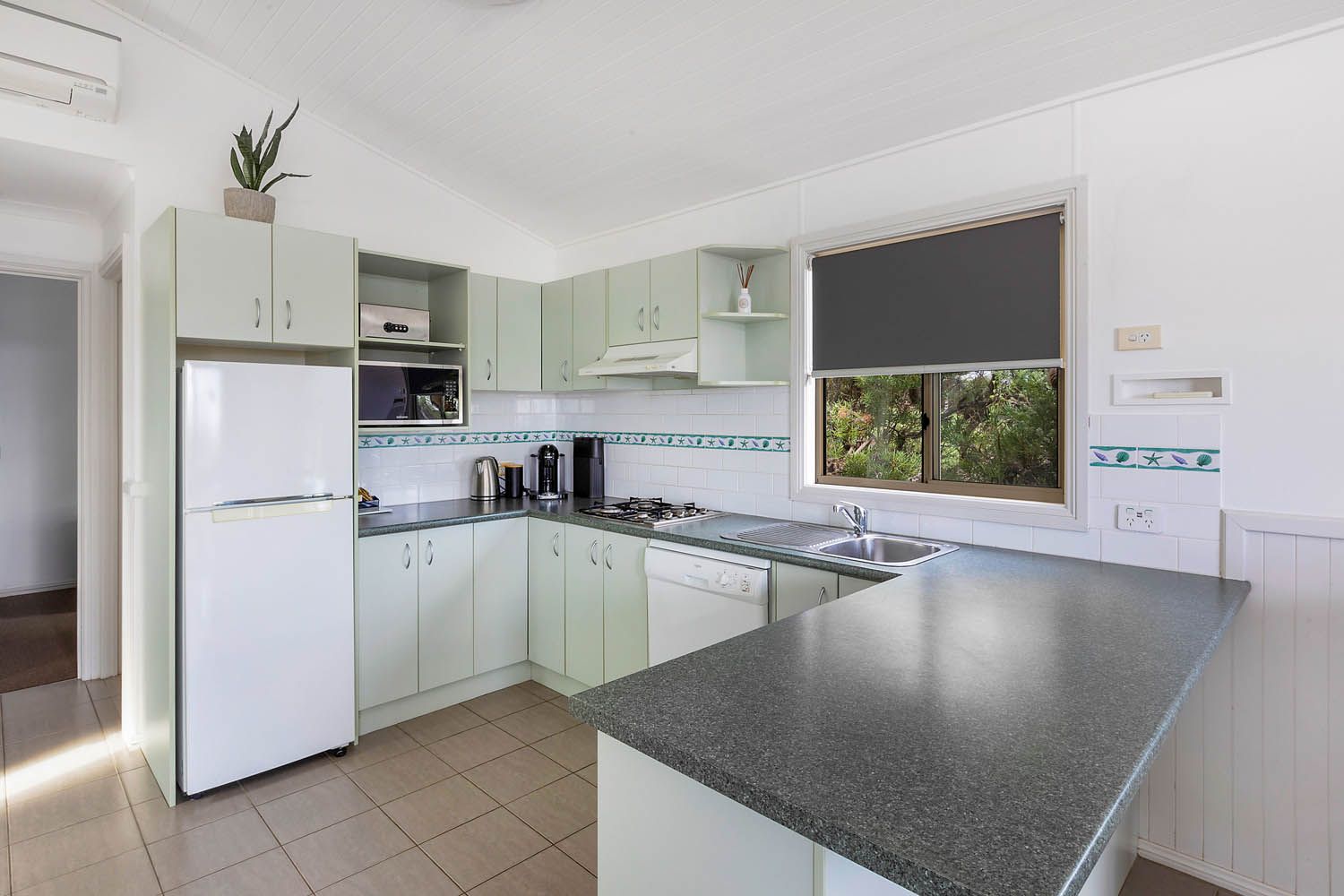 Forster Beach - Premium Cabin - Sleep 4 - Kitchen