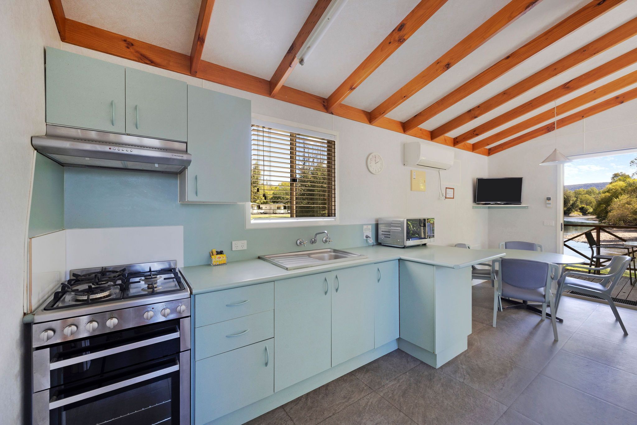 Tumut Deluxe Cabin - Sleeps 5 - kitchen