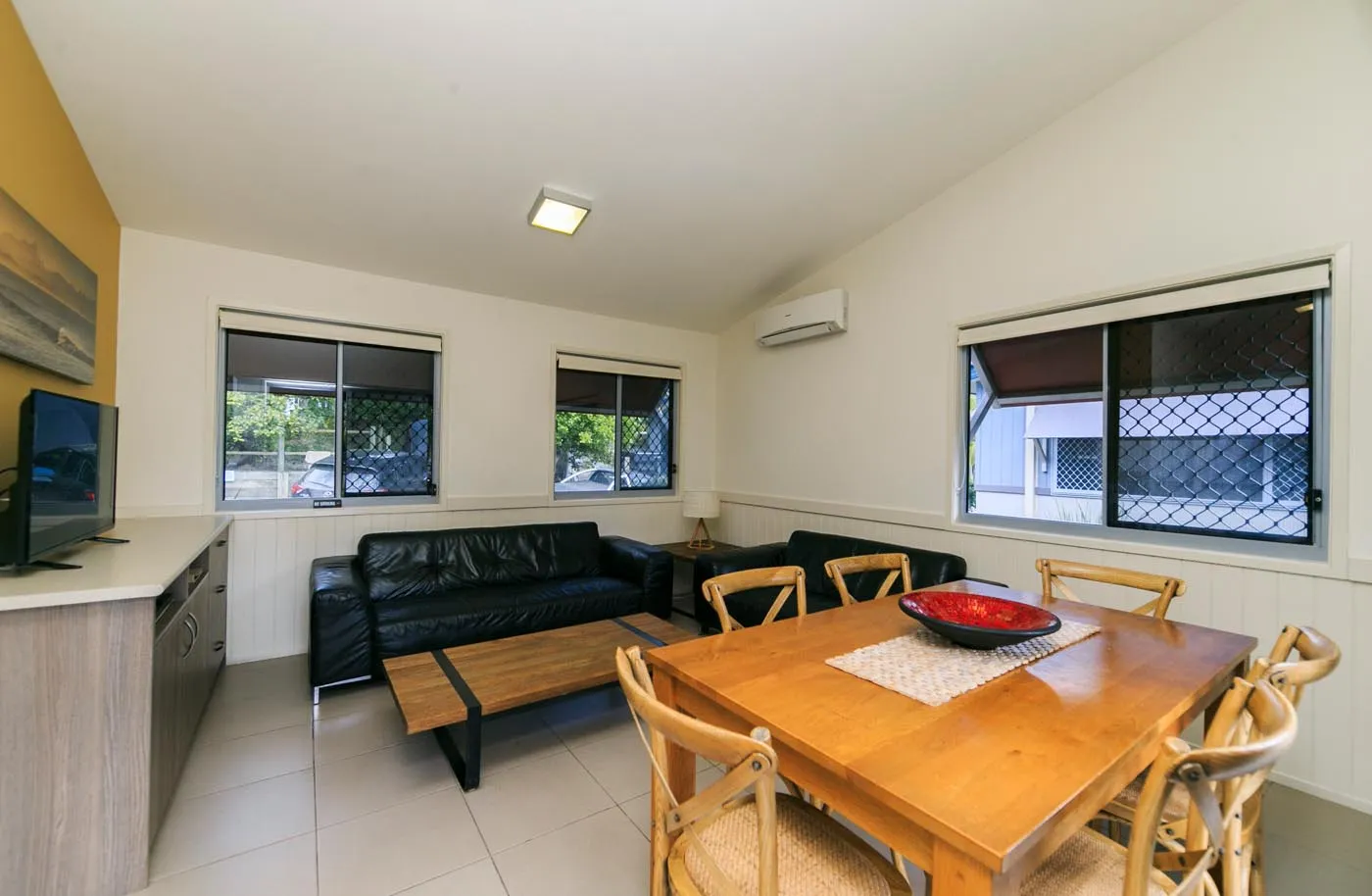 Byron Bay - Deluxe Cabin - Sleeps 6 - Dining & Liv