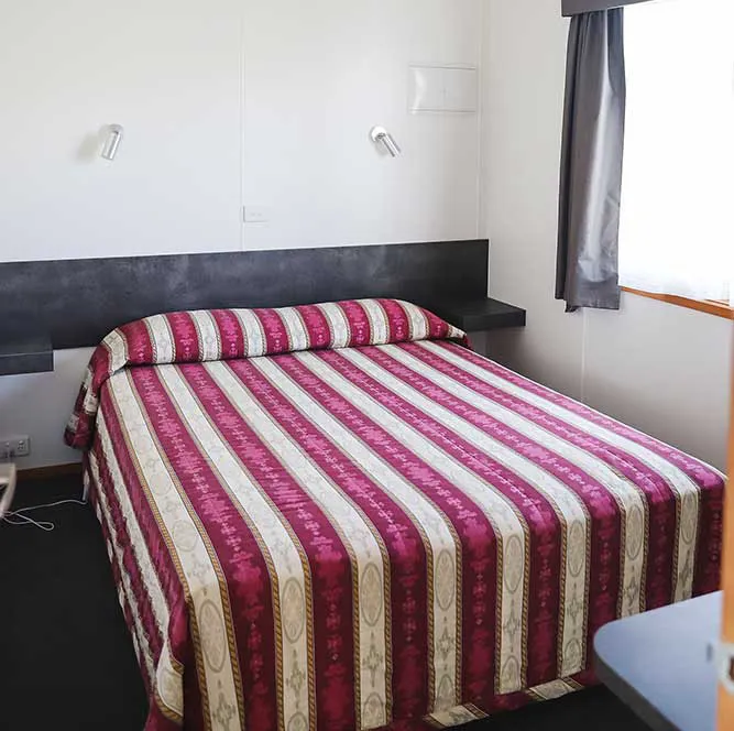 Tumut River Deluxe cabin - sleeps 6 - bed