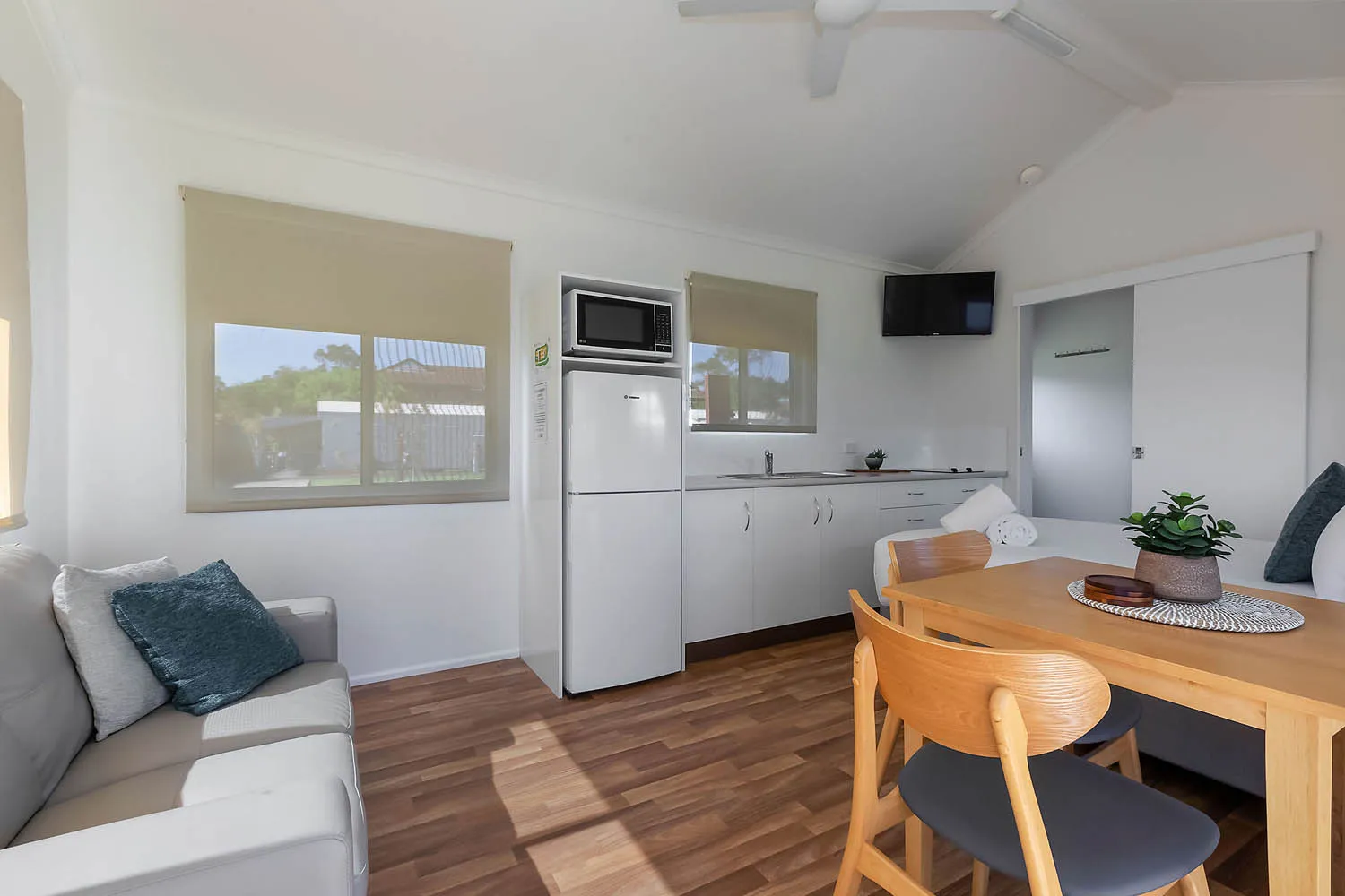 Ballina Standard Cabin - Sleeps 2 living room