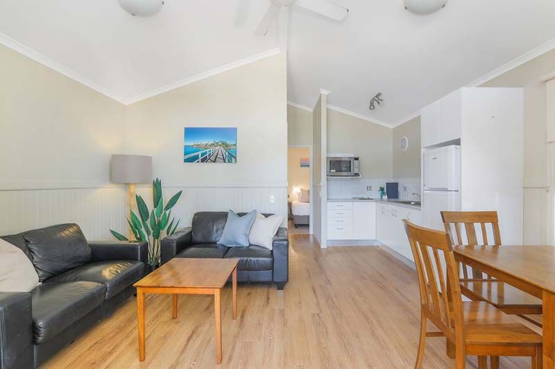 Brunswick Heads - Deluxe Cabin - Sleeps 4 - Living