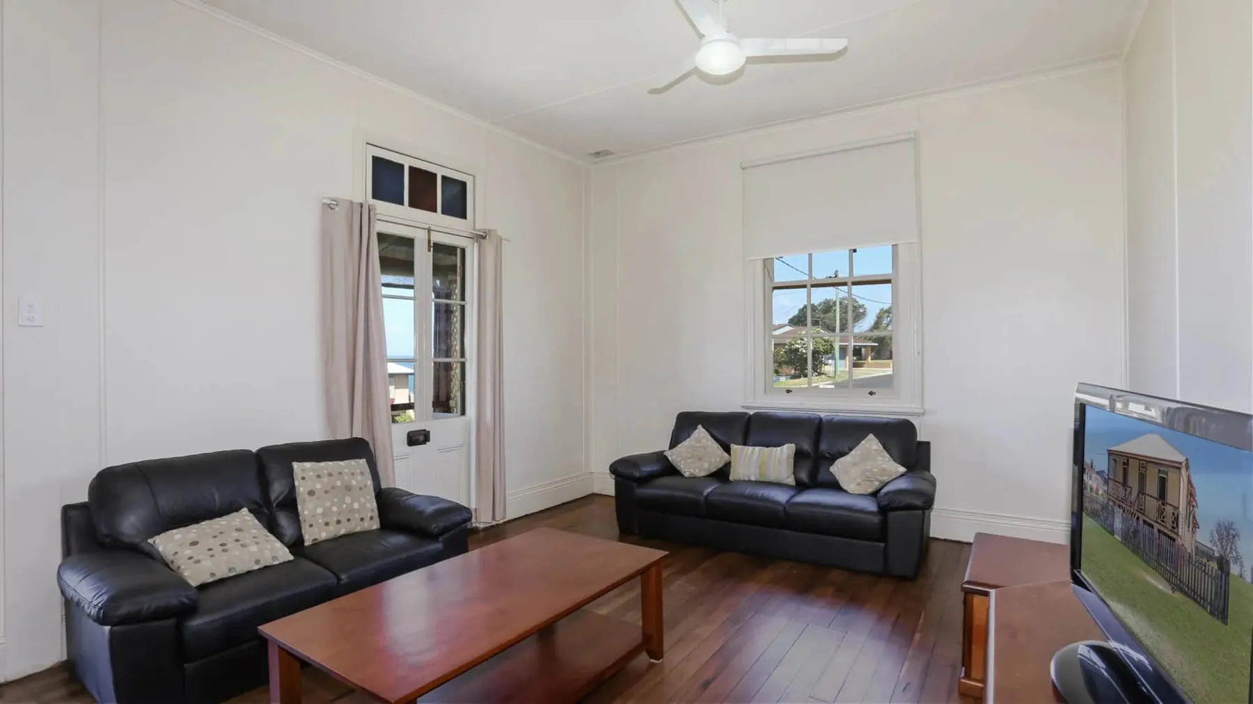 Yamba Lighthouse Cottages - Living