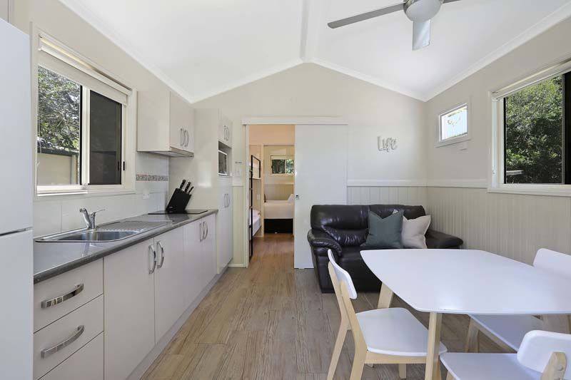 Mylestom - Standard Cabin - Sleeps 4 - Living & Di