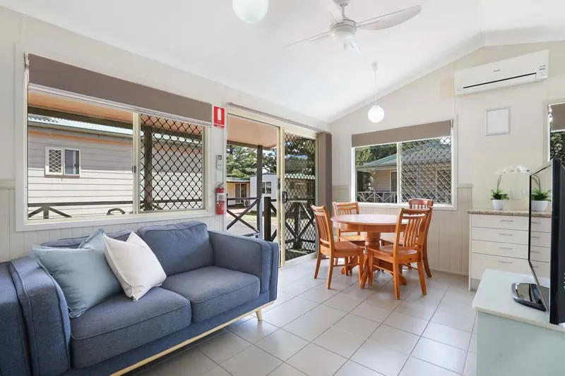 Tuncurry - Deluxe Cabin - Sleeps 5 - Living