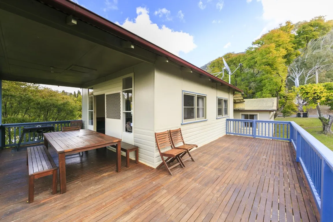 Burrinjuck Waters Standard Cabin - sleeps 12 deck