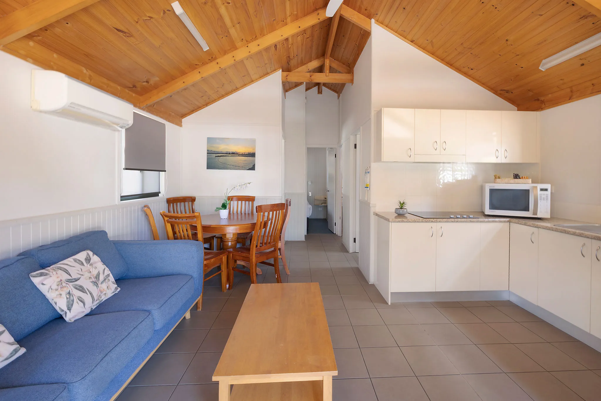 Tuncurry - Deluxe Cabin - Sleeps 6 - Living & Kitc