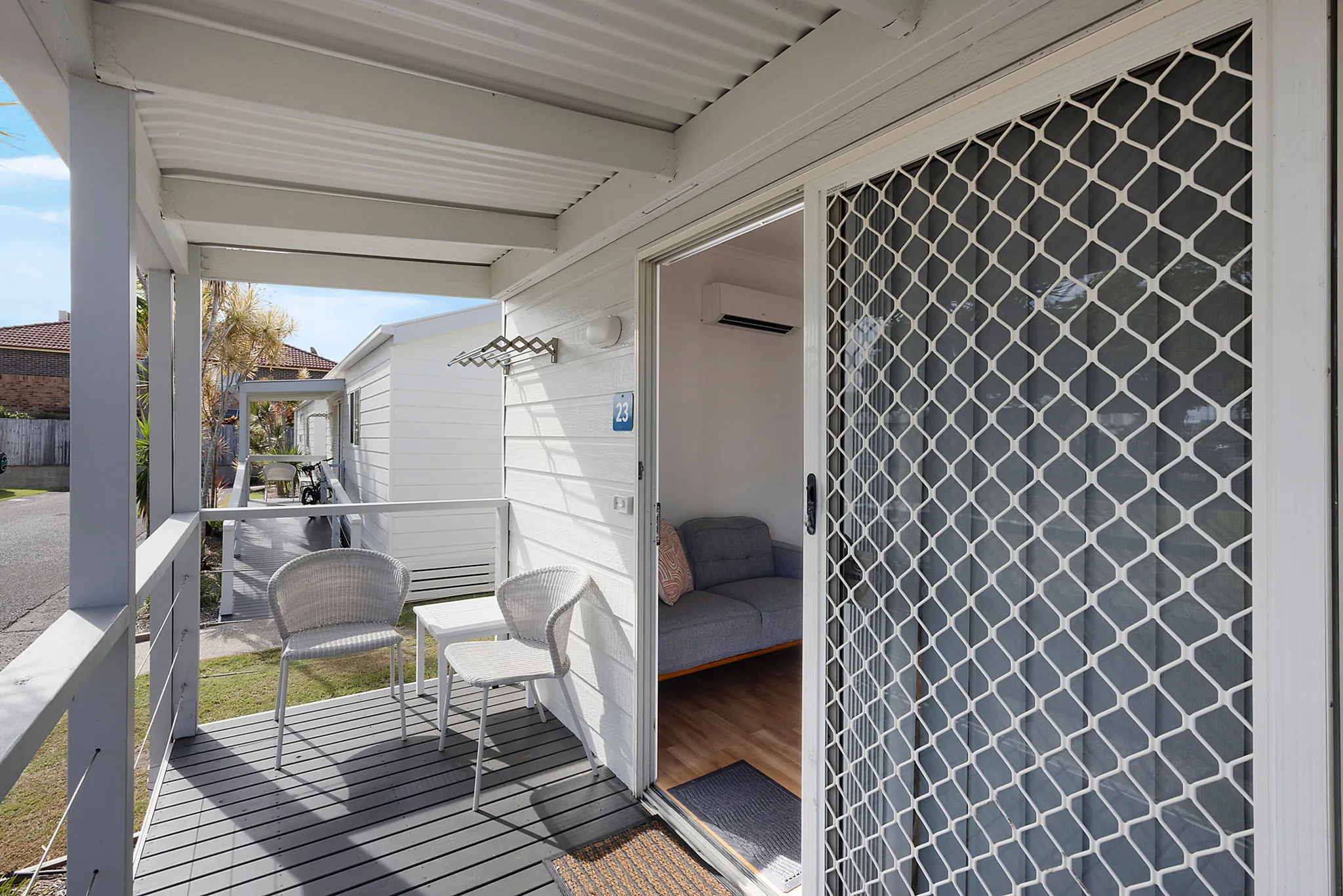 Ballina Deluxe Cabin - Sleeps 4 - Deck - accessibl