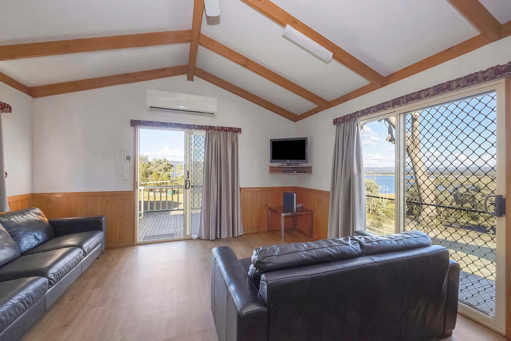 Lake Burrendong - Deluxe Cabin - Sleeps 7 - Living