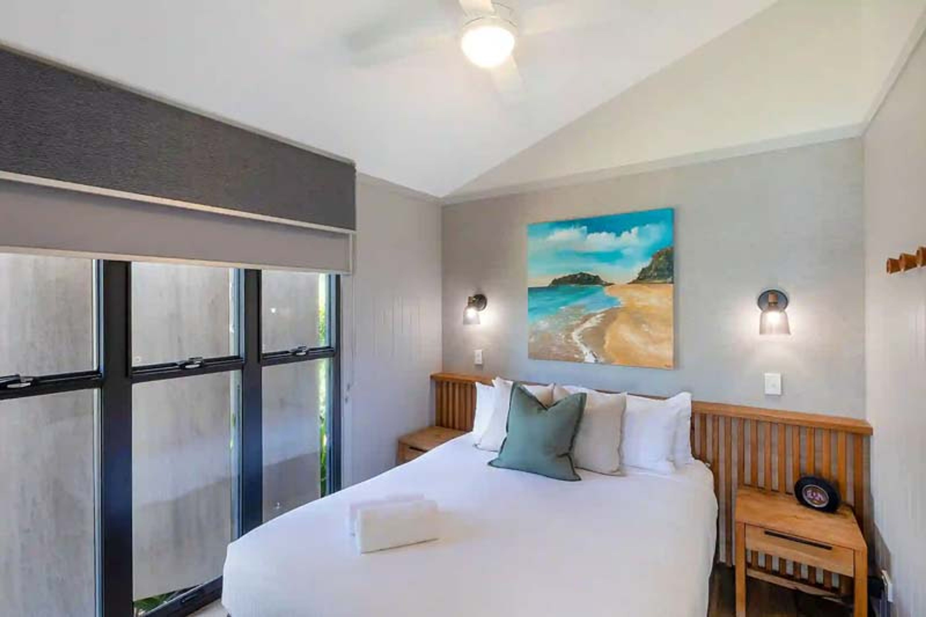 Seal Rocks - Premium Villa - Sleeps 2 - Main Bed