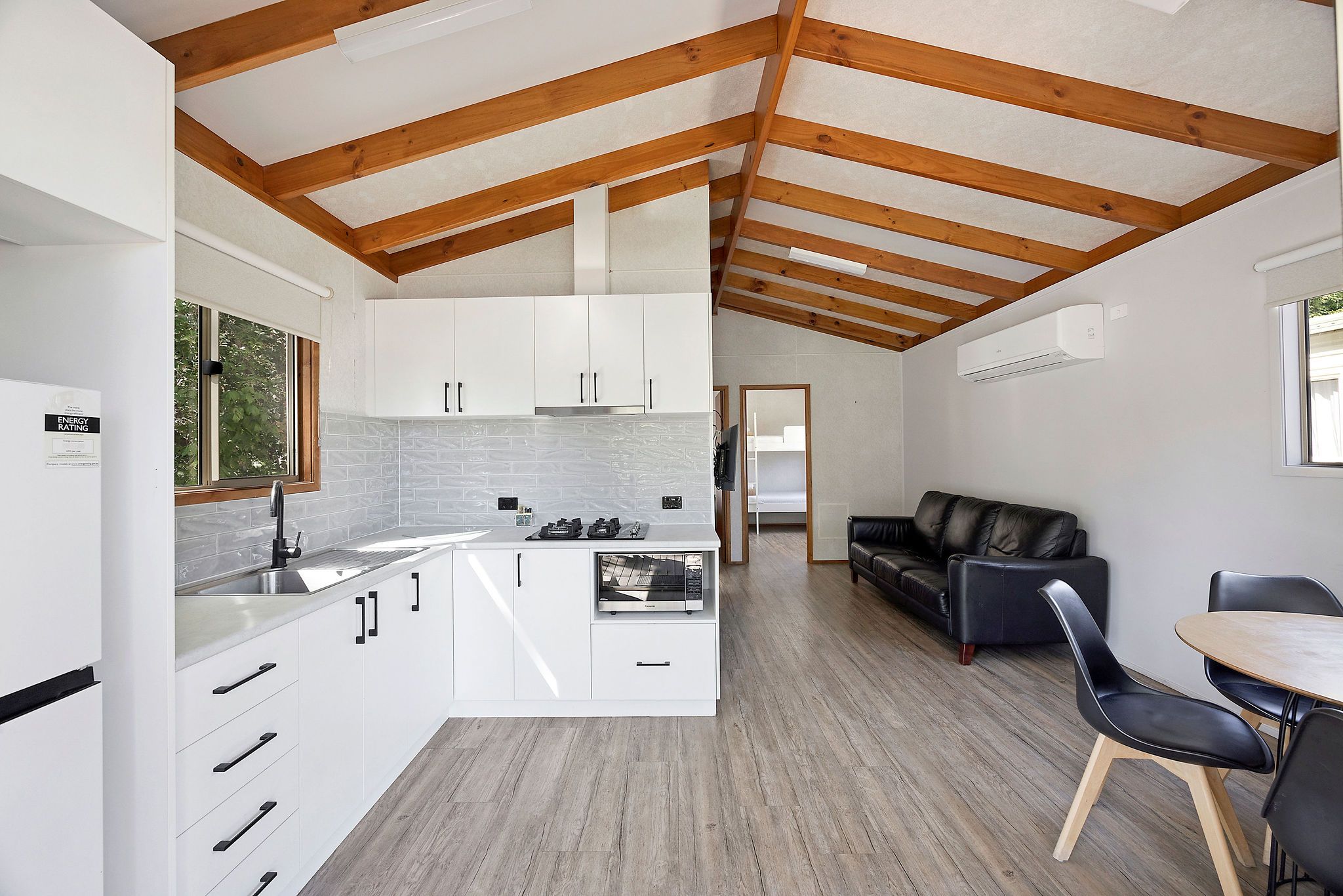 Tumut Deluxe Cabin - Sleeps 4 - Lifestyle - open plan living