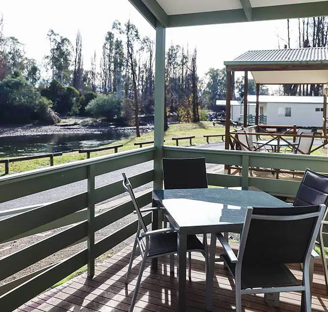 Tumut River Deluxe cabin - sleeps 6 easy access verandah