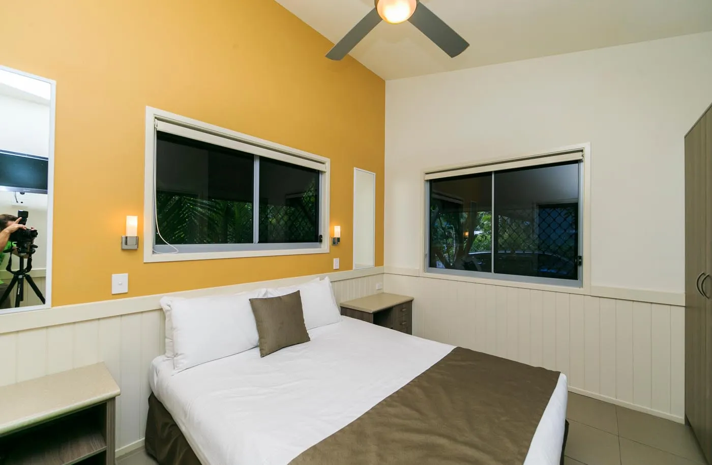 Byron Bay - Deluxe Cabin - Sleeps 6 - Main Bed