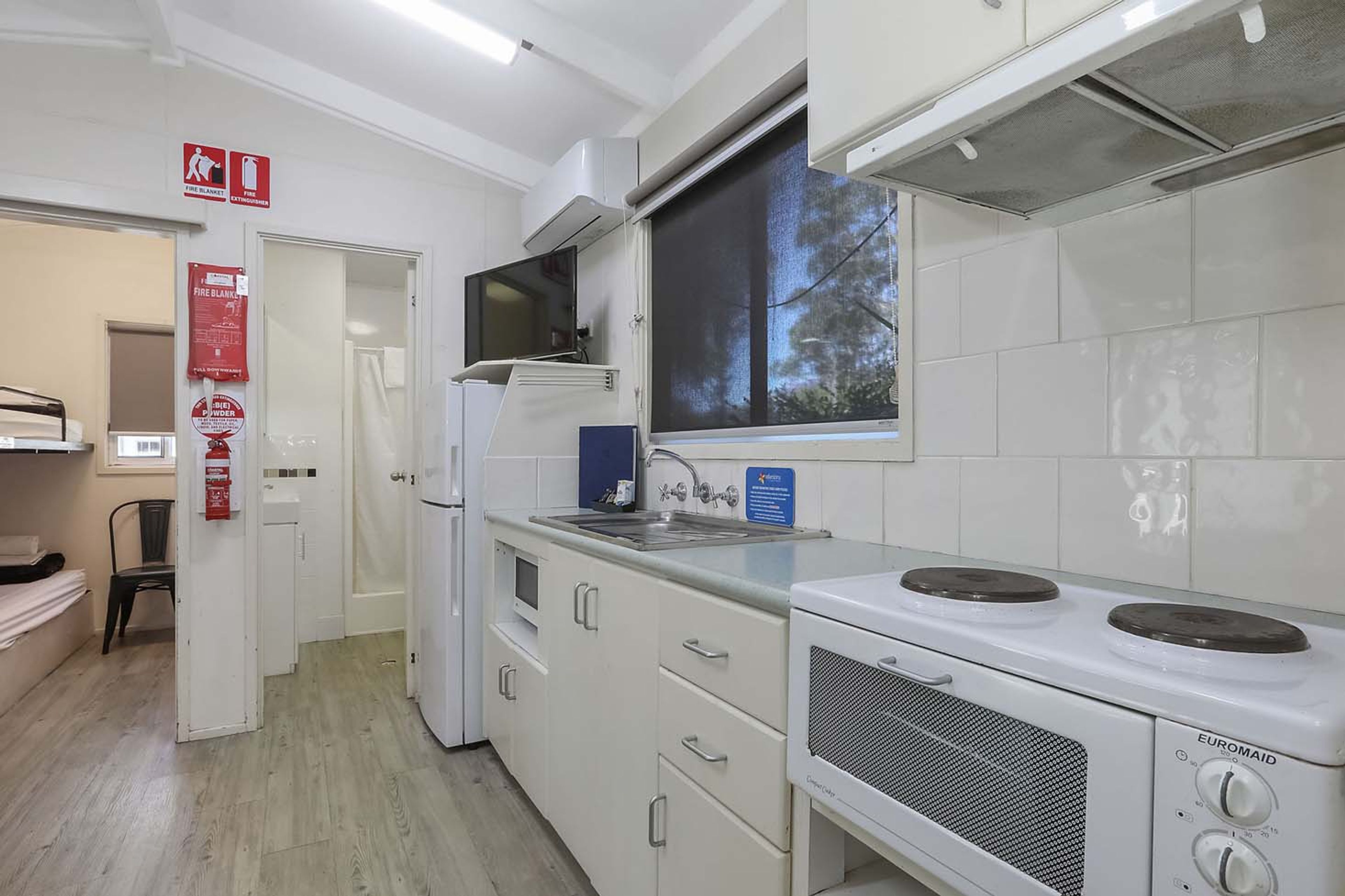 Coffs Harbour - Standard cabin sleeps 4 - kitchen