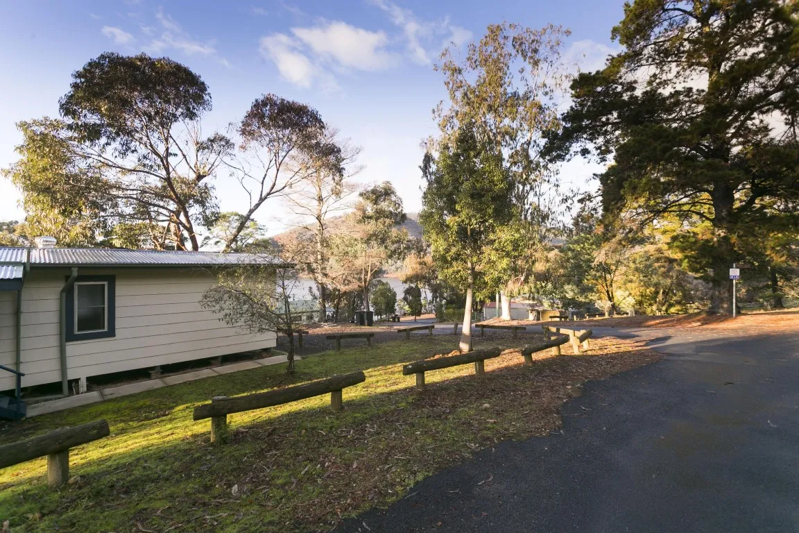 Burrinjuck Waters Standard Cabin - sleeps 6 road v